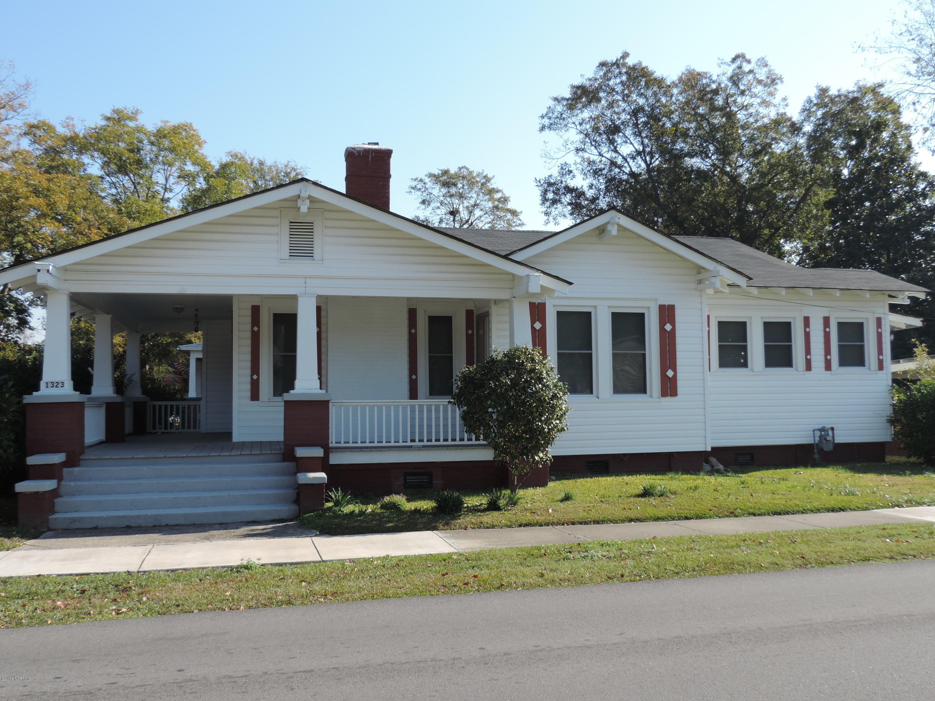 1323 Rhem Avenue New Bern, NC 28560 - Photo 1 of 37 Cute Bungalow!