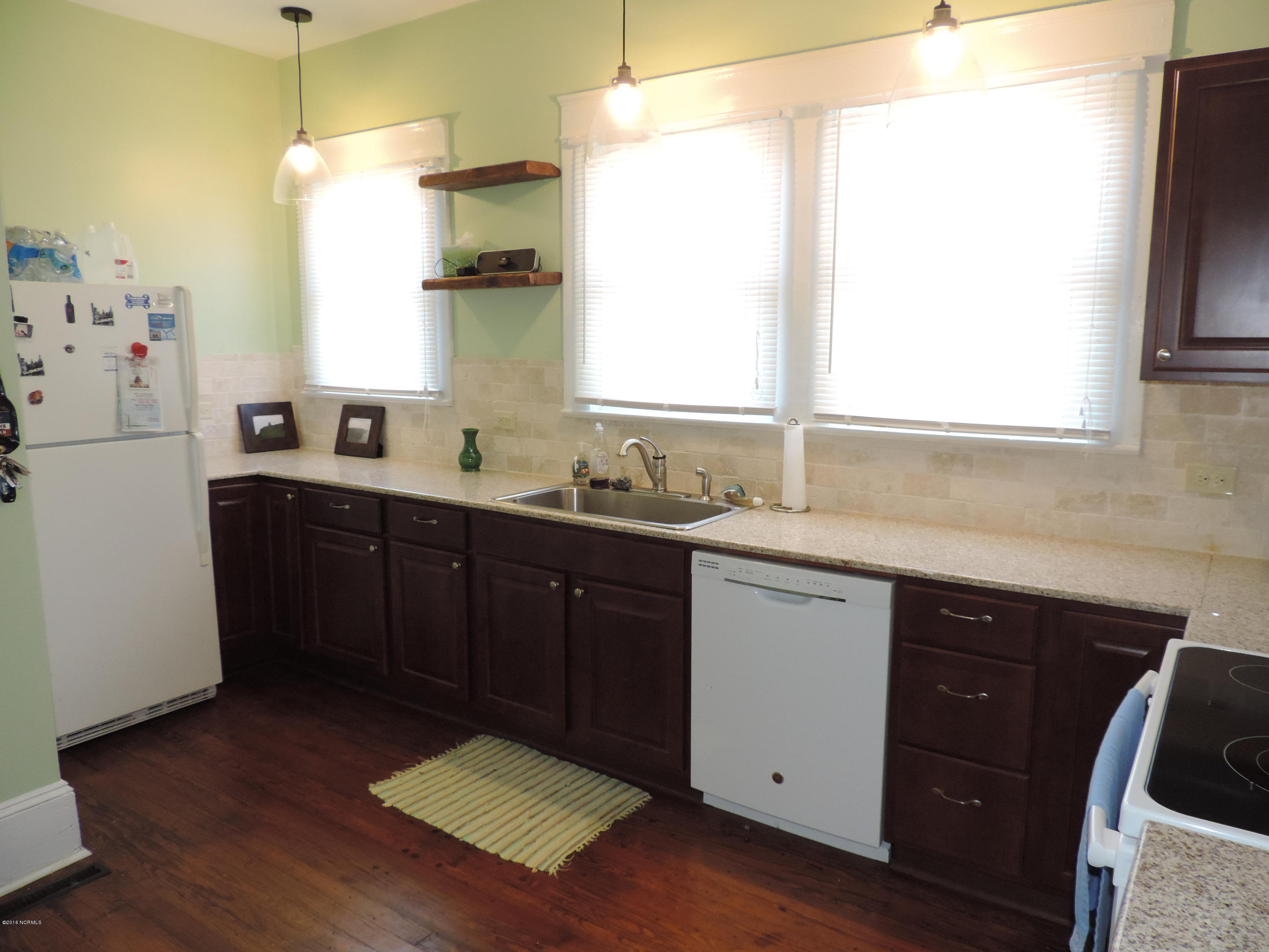 1323 Rhem Avenue New Bern, NC 28560 - Photo 11 of 37 Renovated kitchen