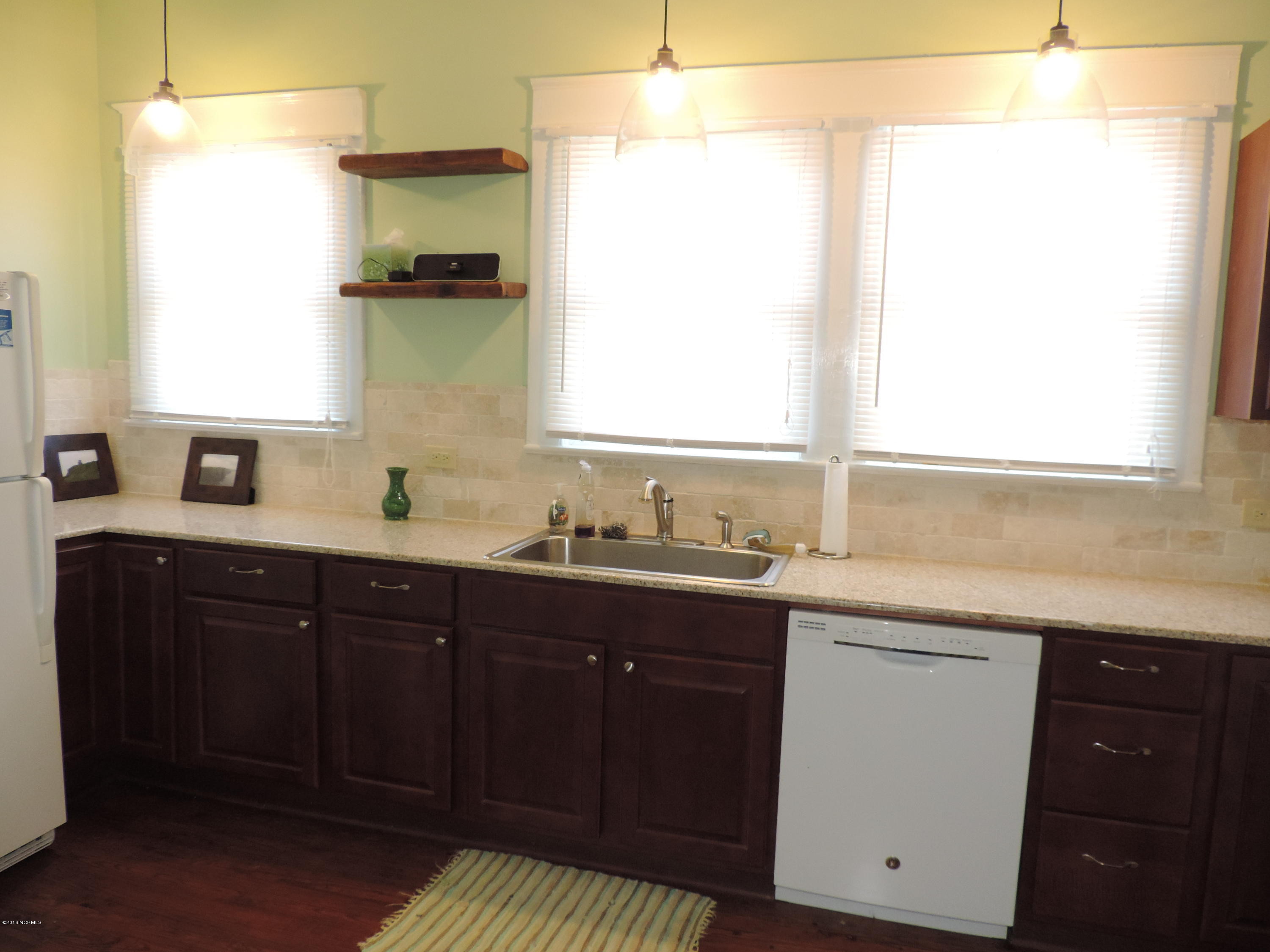 1323 Rhem Avenue New Bern, NC 28560 - Photo 13 of 37 Tile back splash