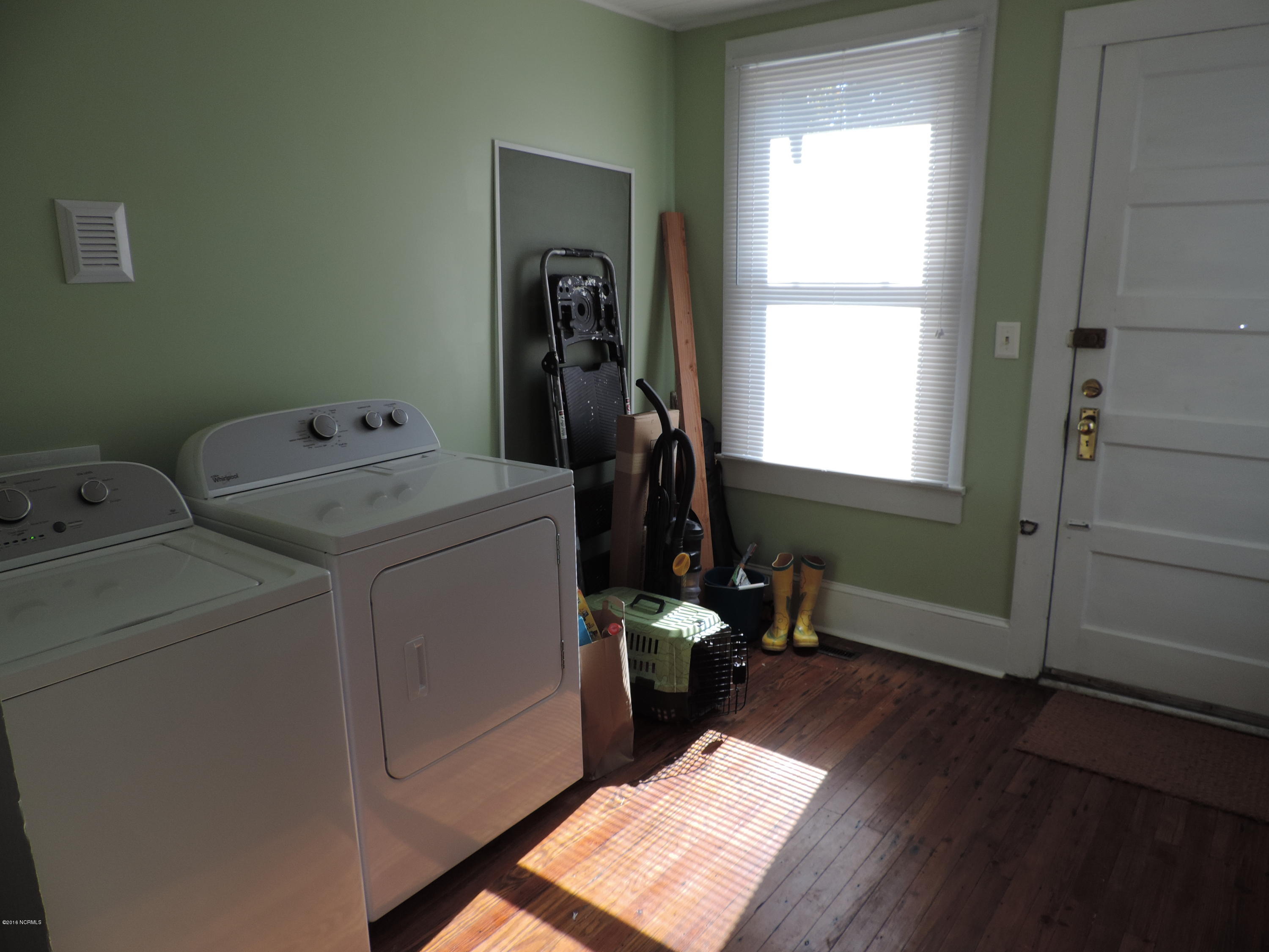 1323 Rhem Avenue New Bern, NC 28560 - Photo 15 of 37 Laundry/Mud Room