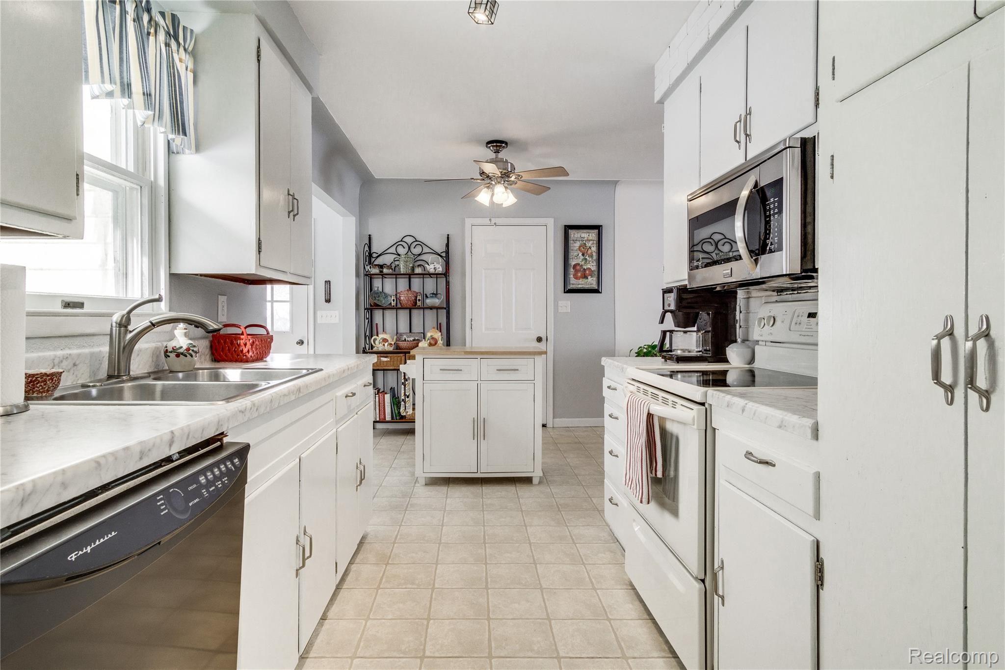 5419 Oak Grove Road Howell, MI 48855 - Photo 7 of 18 Interiors (12 of 28).jpg