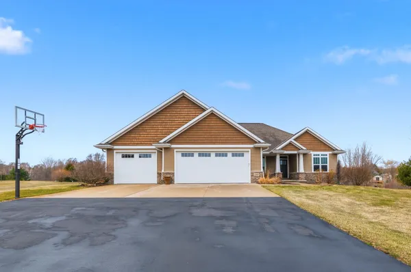 $829,900 | 3383 Hawkeye Court, Suamico, WI 54313
