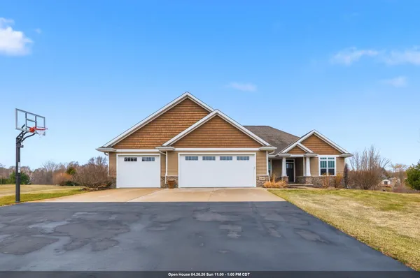 $829,900 | 3383 Hawkeye Court, Suamico, WI 54313