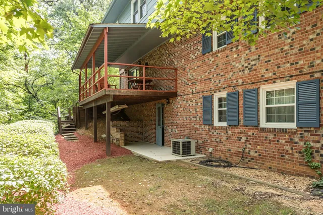a view of a house with backyard