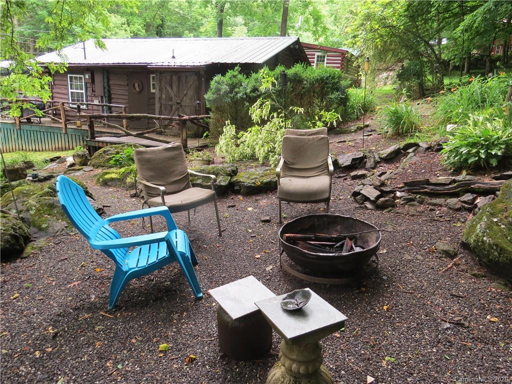 142 Cold Spring Road Burnsville, NC 28714 - Photo 10 of 34 a backyard of a house with yard table and chairs