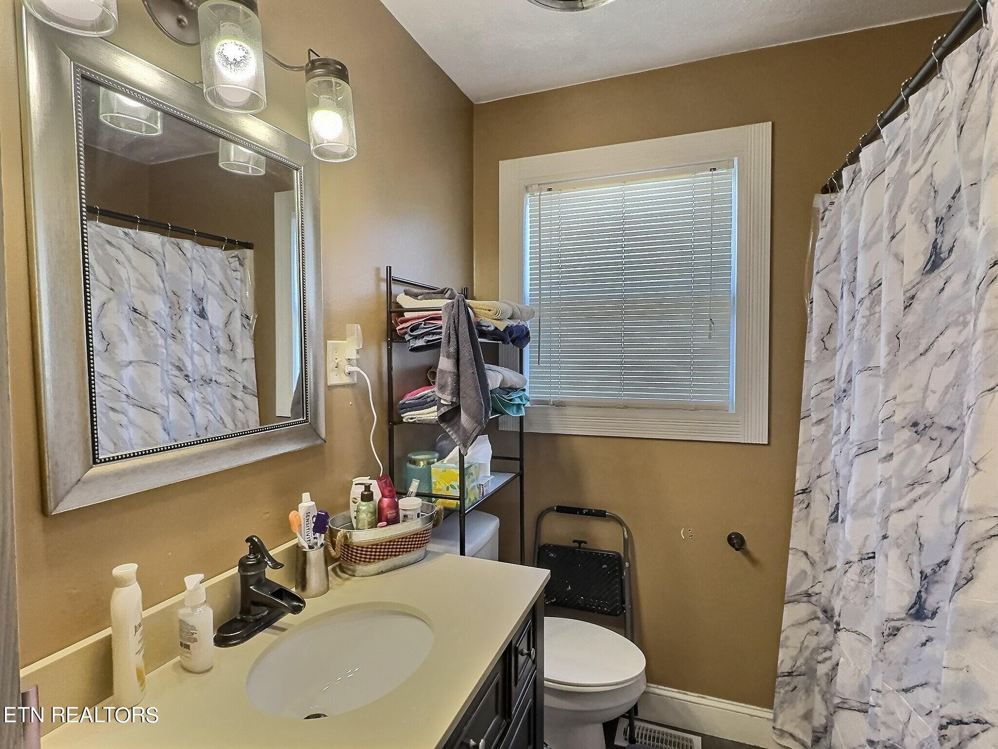 279 Valley View Road La Follette, TN 37766 - Photo 18 of 26 Bathroom