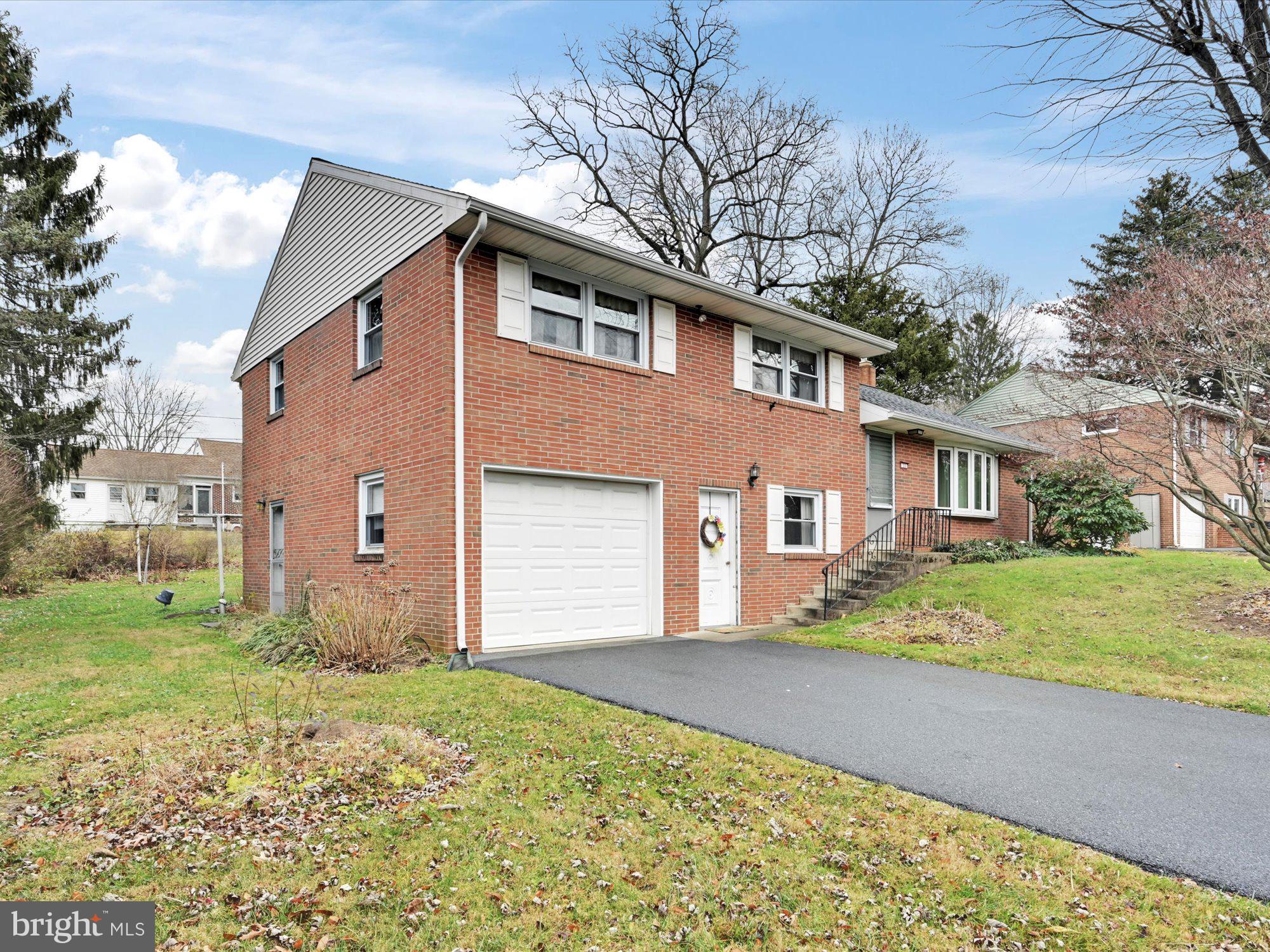 33 Springhouse Road Lancaster, PA 17603 - Photo 4 of 26 Front View 4