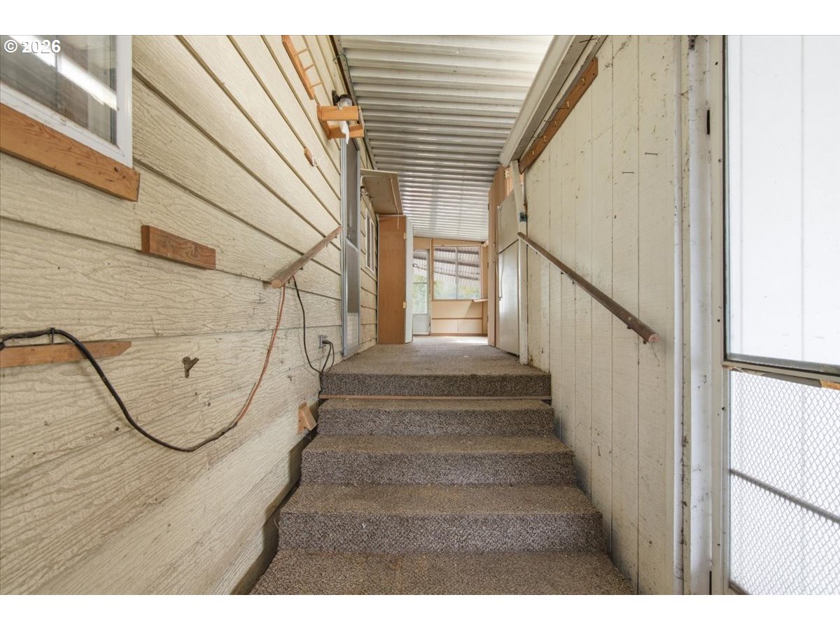 5422 Portland Road Northeast, Unit 104 Salem, OR 97305 - Photo 26 of 40 Porch, Screened in