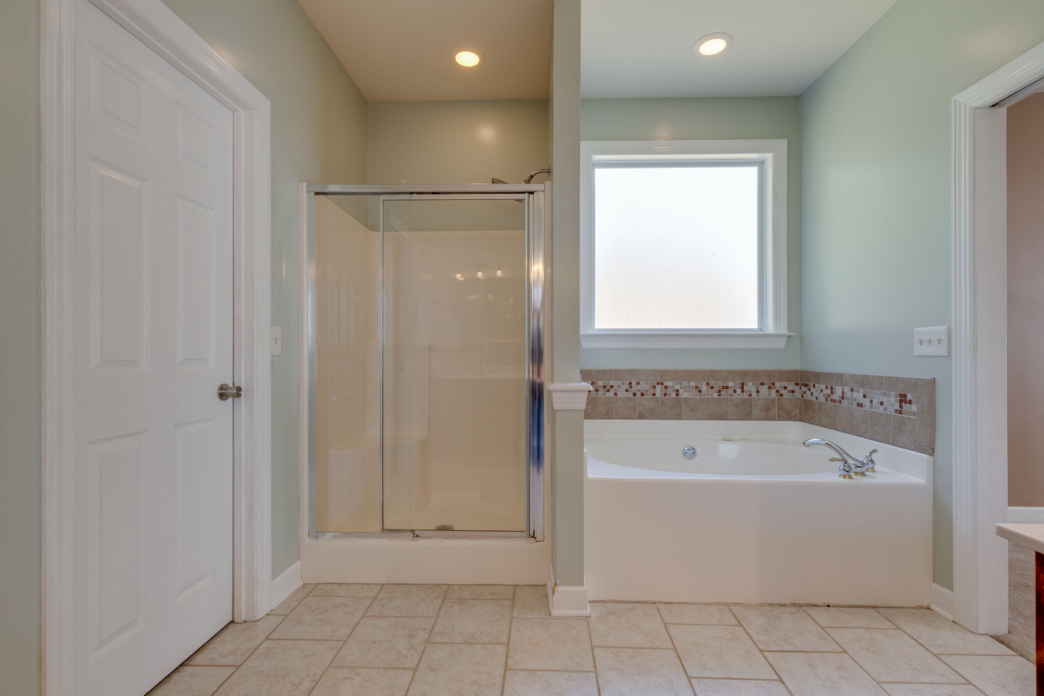 2017 Viewpointe Way Columbia, TN 38401 - Photo 11 of 24 a bathroom with a bathtub and a shower