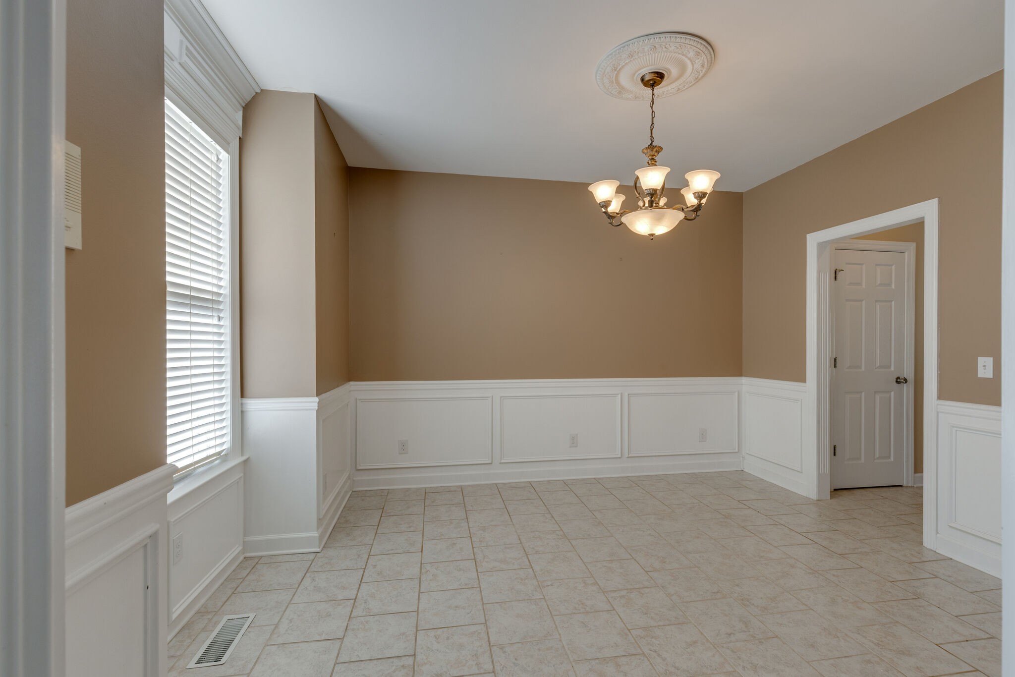 2017 Viewpointe Way Columbia, TN 38401 - Photo 6 of 24 a bathroom with a bathtub and shower
