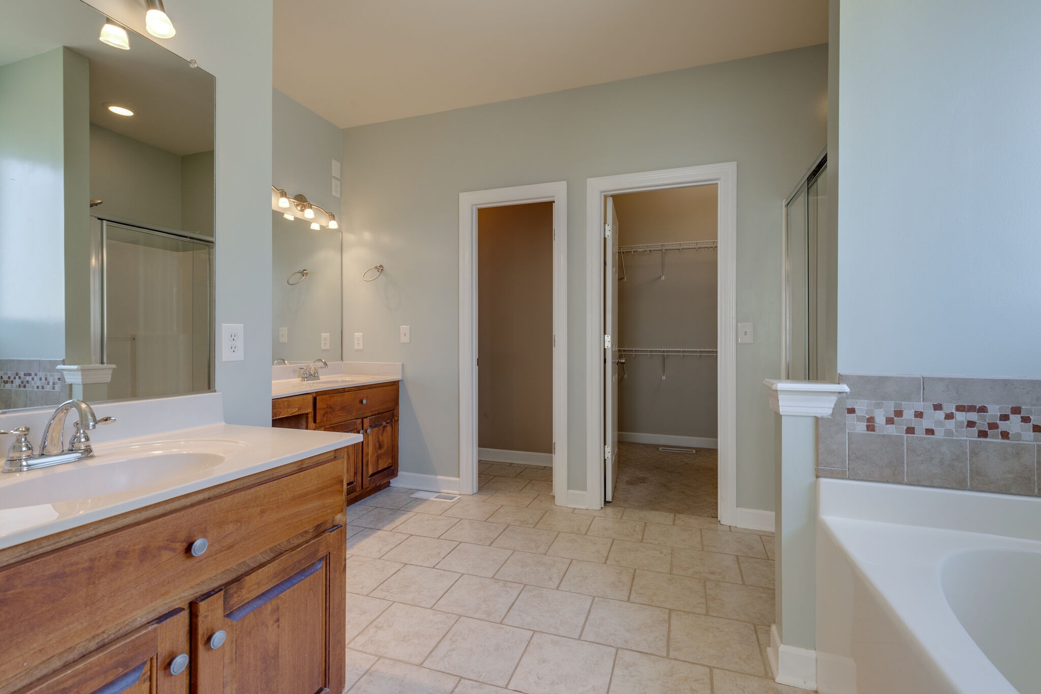 2017 Viewpointe Way Columbia, TN 38401 - Photo 10 of 24 a spacious bathroom with a bathtub sink and mirror
