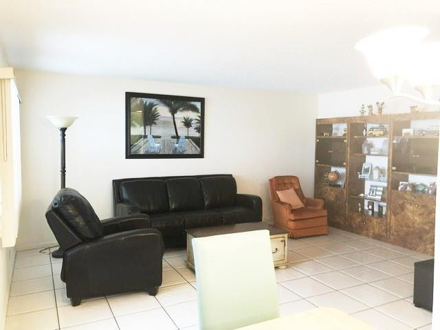 1057 Exeter, Unit 1057 Boca Raton, FL 33434 - Photo 12 of 64 Large living area