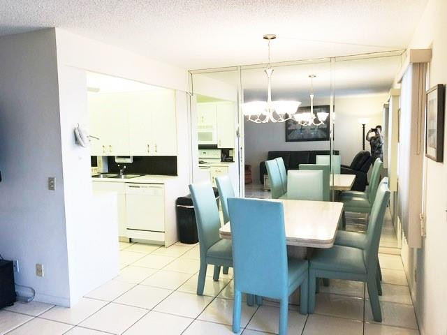 1057 Exeter, Unit 1057 Boca Raton, FL 33434 - Photo 20 of 64 Kitchen and dining area