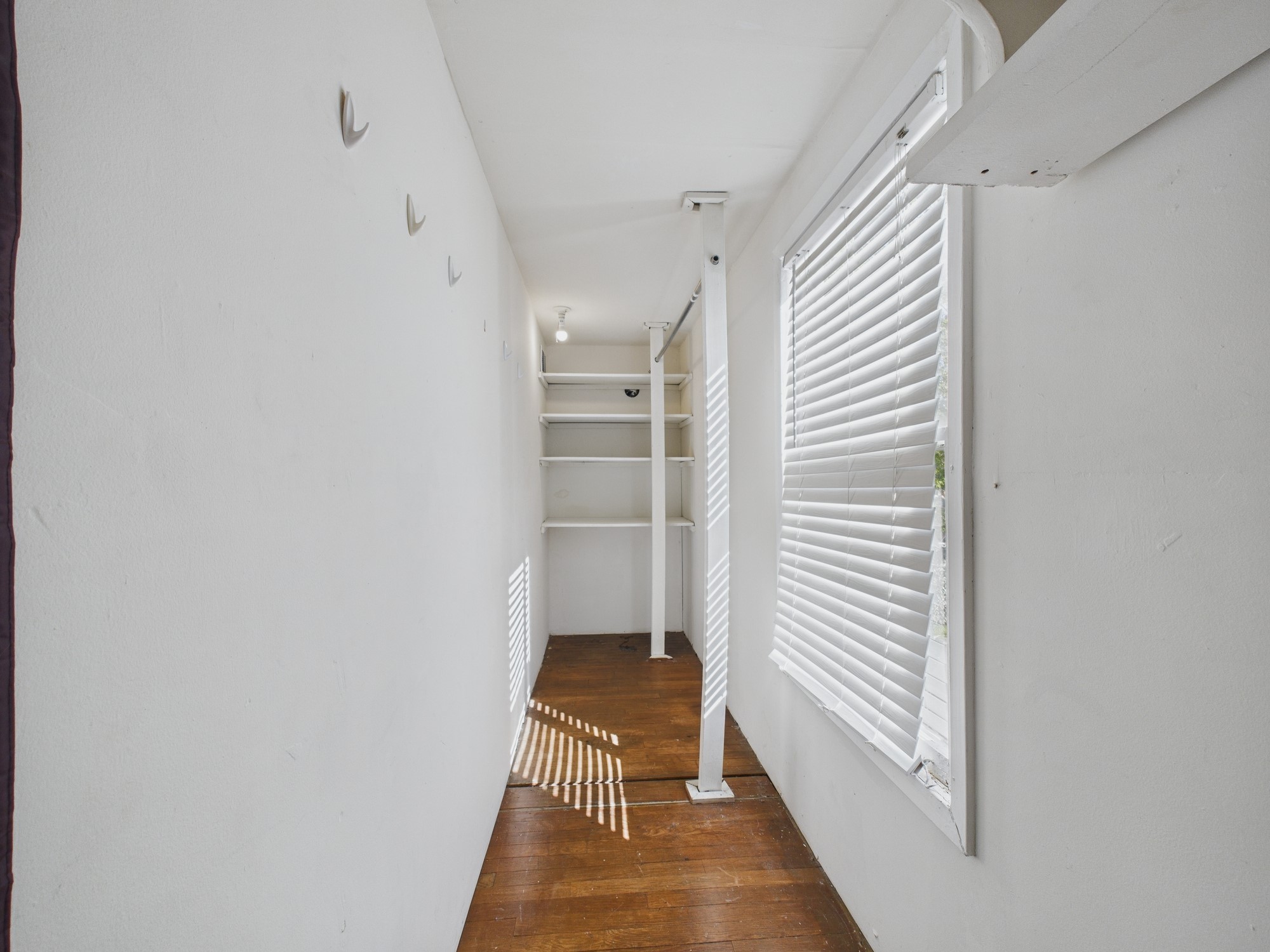 1920 Richmond Avenue, Unit 17 Houston, TX 77098 - Photo 5 of 17 a bathroom with a bathtub and a window