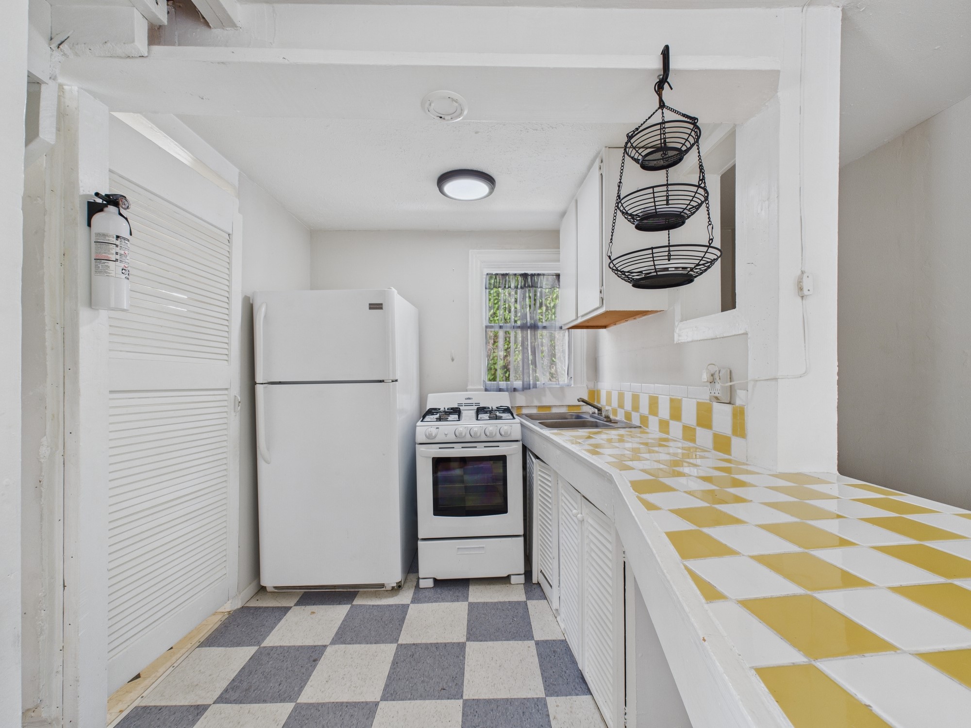 1920 Richmond Avenue, Unit 17 Houston, TX 77098 - Photo 6 of 17 a kitchen with a cabinets and a stove