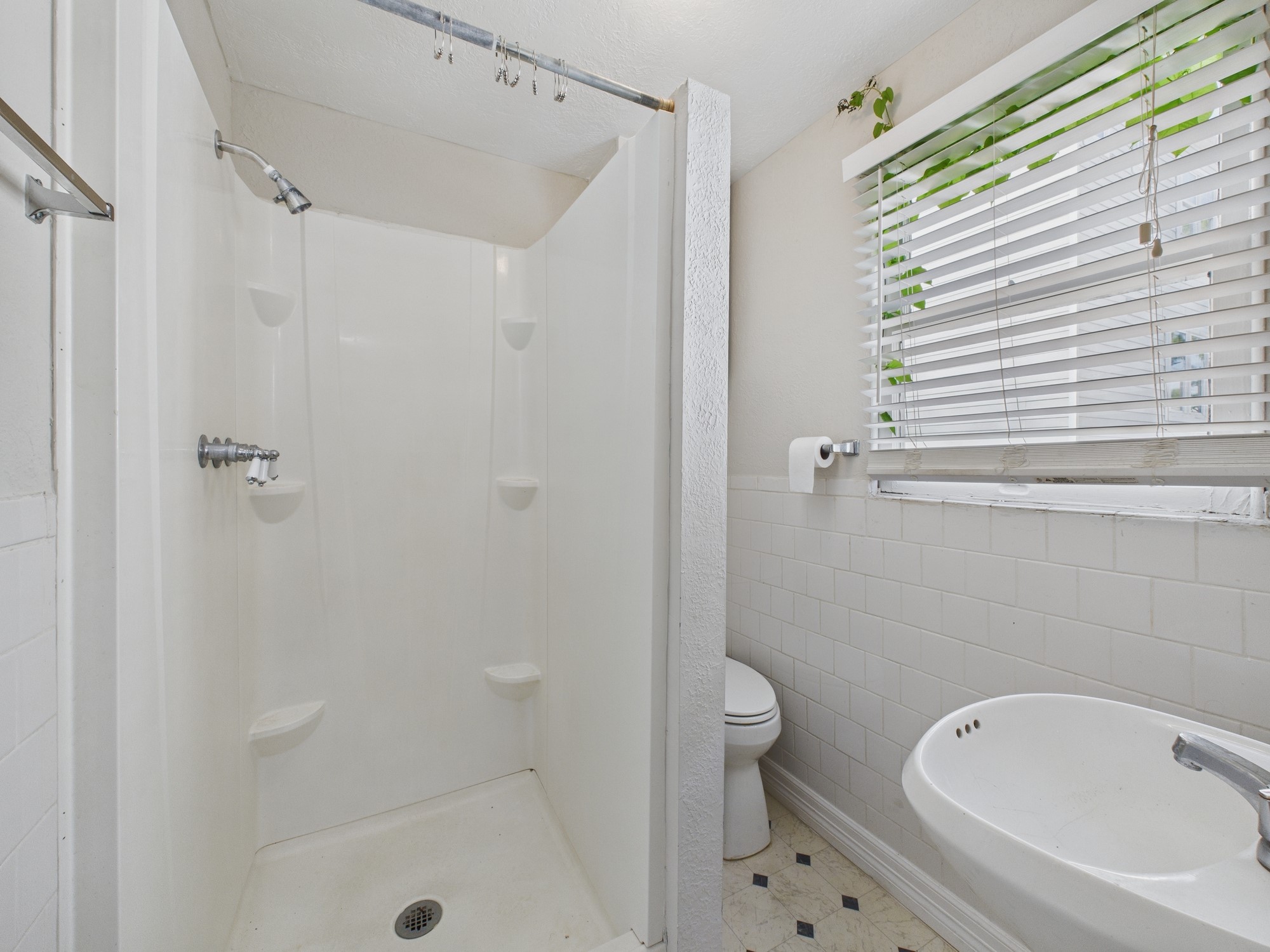1920 Richmond Avenue, Unit 17 Houston, TX 77098 - Photo 7 of 17 a bathroom with a bathtub and a shower