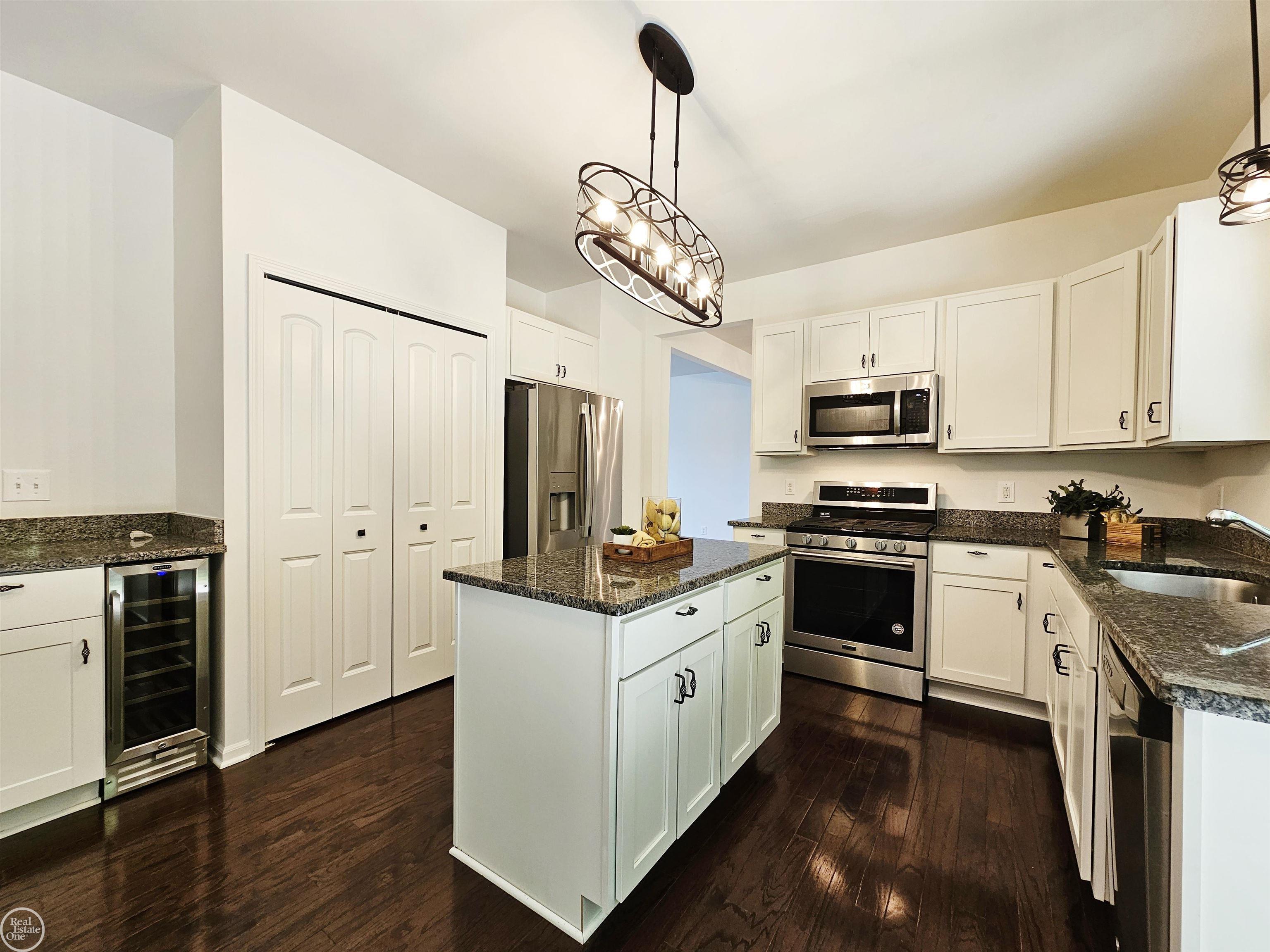 13401 Stamford Road Belleville, MI 48111 - Photo 11 of 44 50142666-805809f0-e268-4626-95ae-6a7d51d456a8.JPG