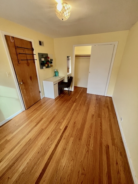 511 1/2 1/2 Ridge Road Wilmette, IL 60091 - Photo 12 of 20 a bed room with a bed
