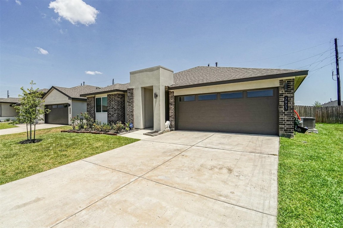 7923 Suffolk Vly Lane Rosharon, TX 77583 - Photo 1 of 28