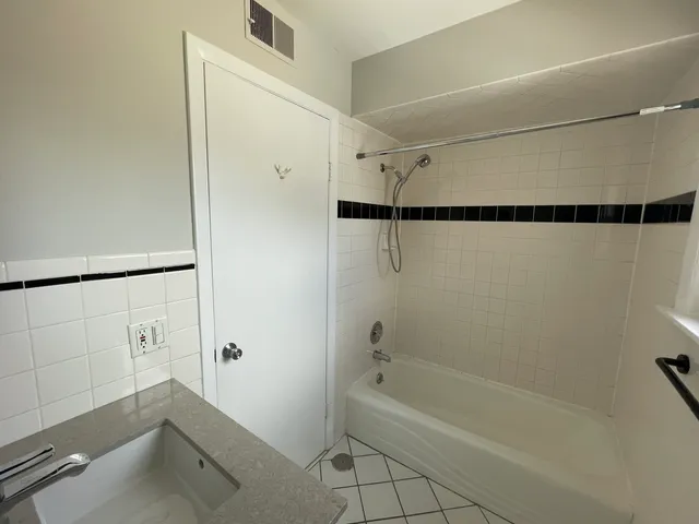 $1,225 | 2132 North Harlem Avenue, Unit 1C, Elmwood Park, IL 60707