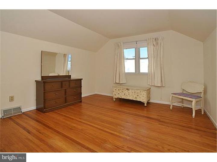 9816 Layton Road Philadelphia, PA 19115 - Photo 15 of 18