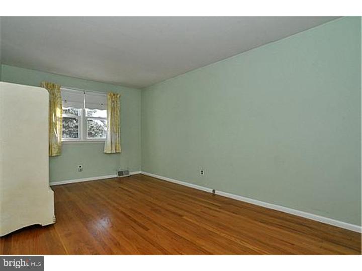 9816 Layton Road Philadelphia, PA 19115 - Photo 16 of 18