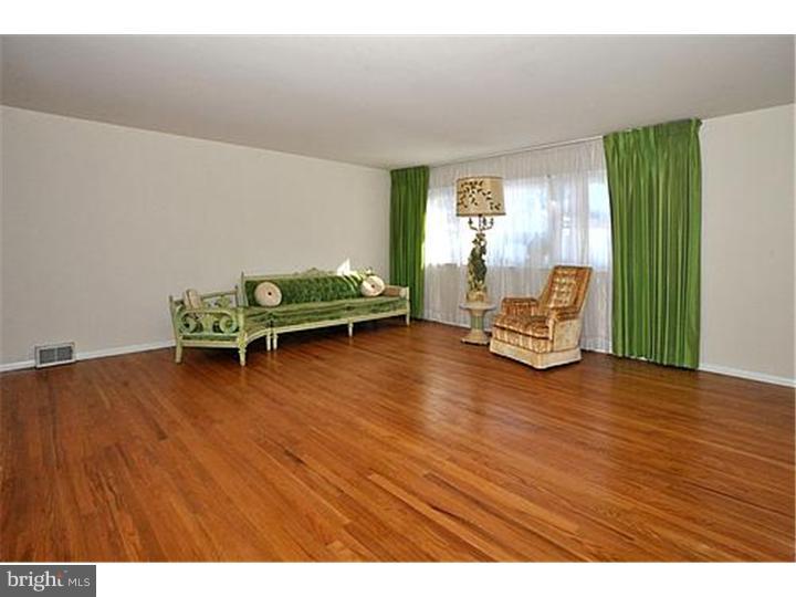 9816 Layton Road Philadelphia, PA 19115 - Photo 4 of 18