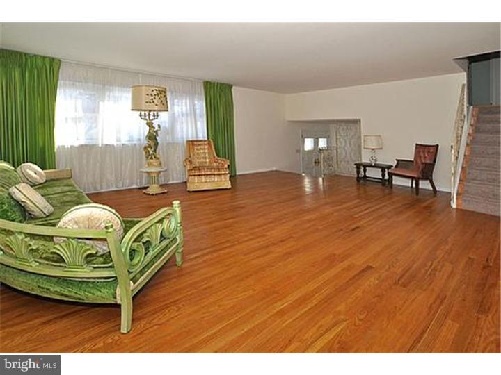 9816 Layton Road Philadelphia, PA 19115 - Photo 5 of 18