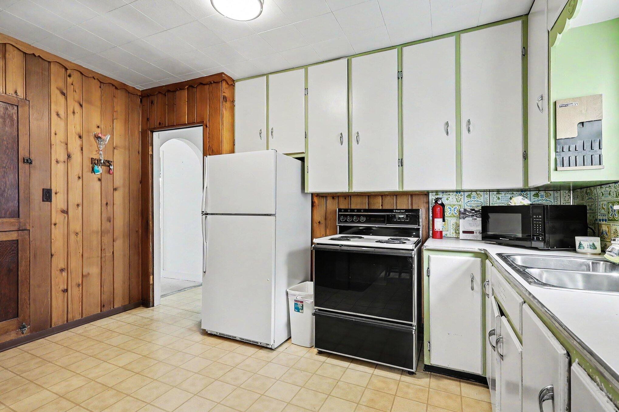 713 East Spring Street Whitehall, MI 49461 - Photo 5 of 25 007_file_8545