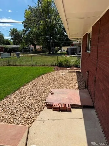 a view of a yard with pathway
