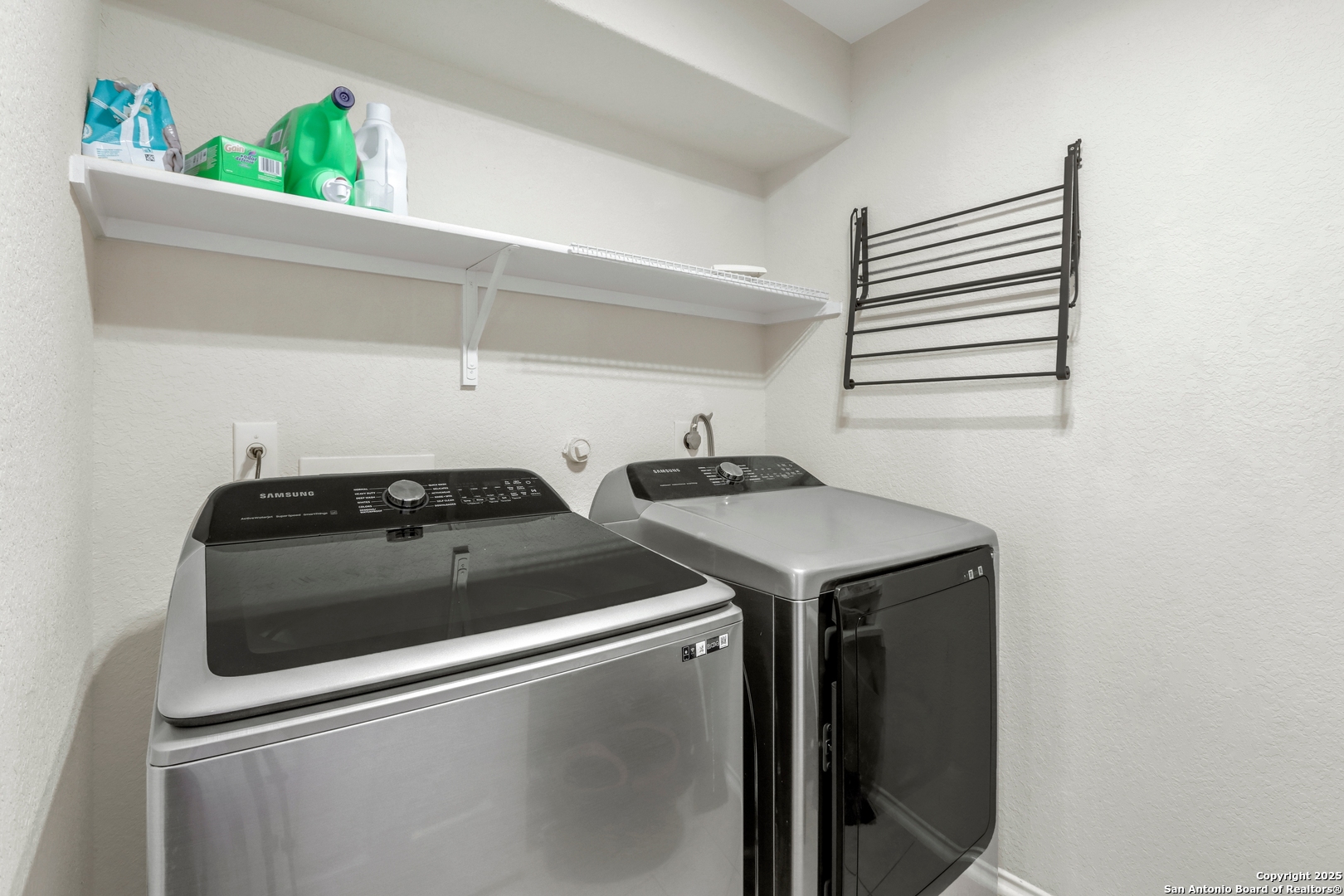 531 Erica Converse, TX 78109 - Photo 18 of 30 a utility room with dryer and washer