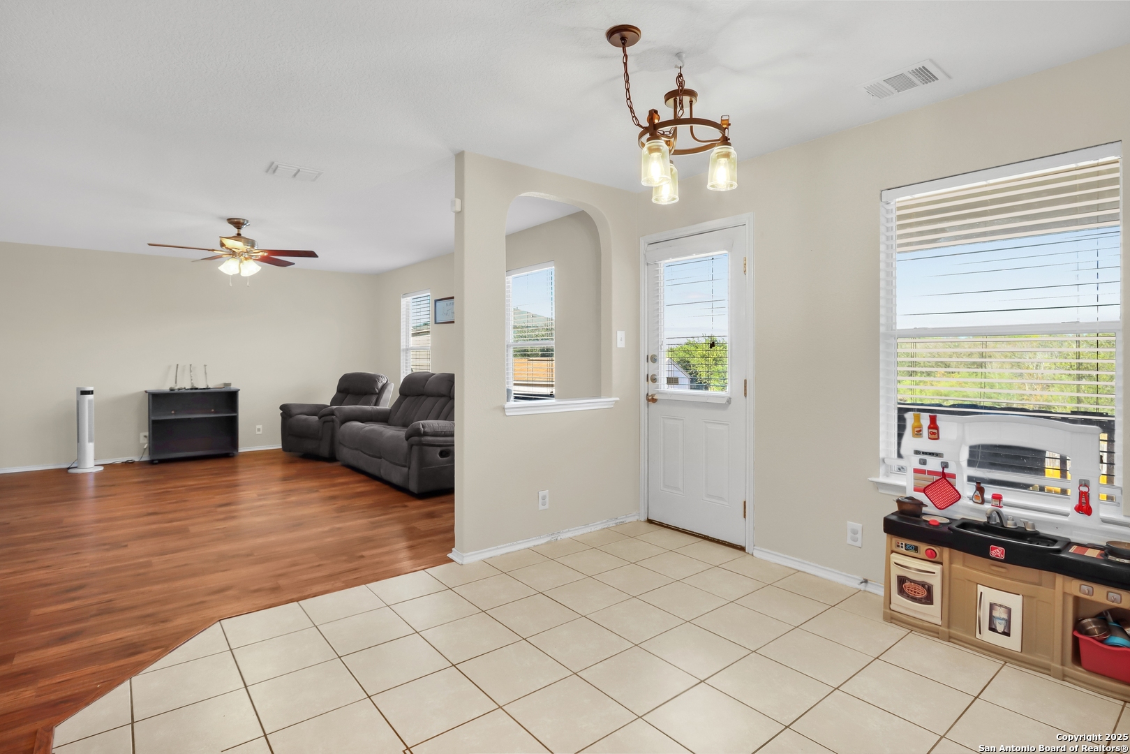531 Erica Converse, TX 78109 - Photo 23 of 30 a living room with furniture