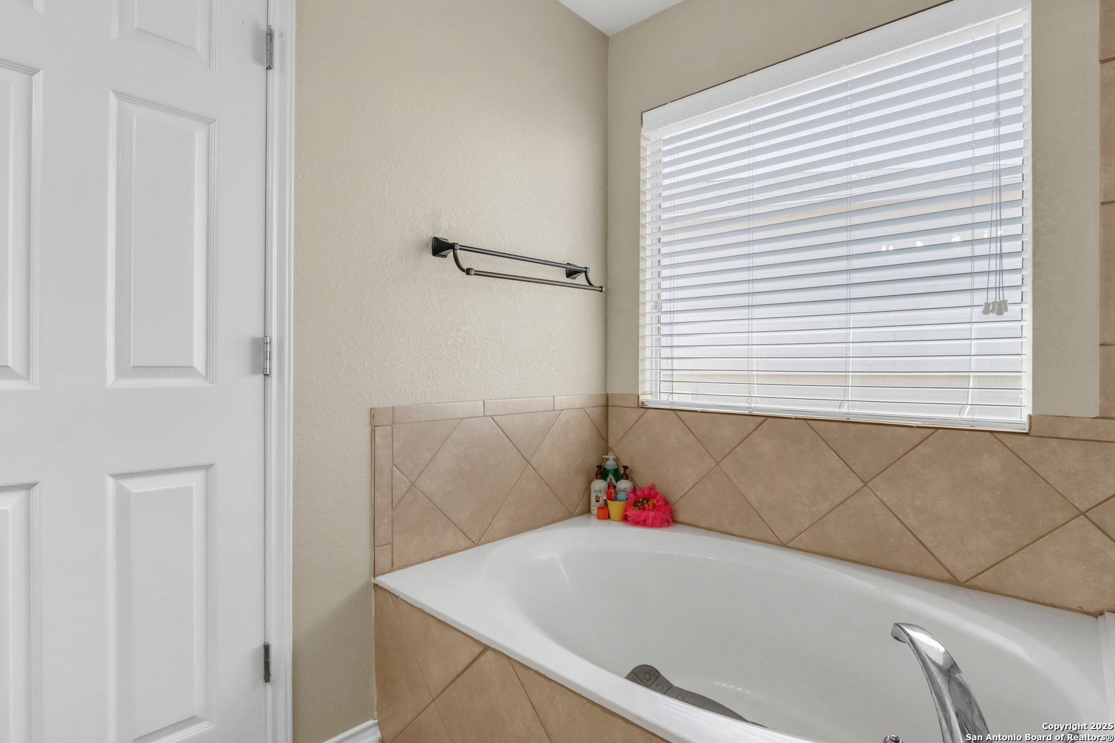 531 Erica Converse, TX 78109 - Photo 7 of 30 a bathroom with a bathtub and a window