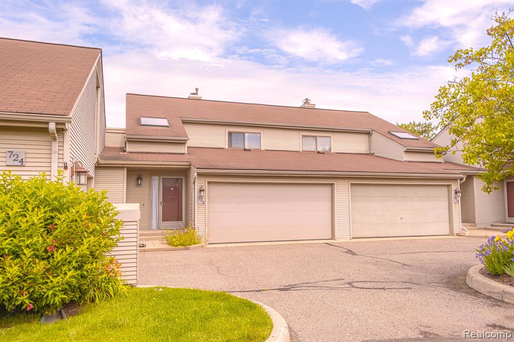 726 Hamilton Court Rochester Hills, MI 48307 - Photo 1 of 44