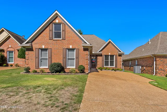 $312,500 | 435 Fairway Oaks Drive, Hernando, MS 38632