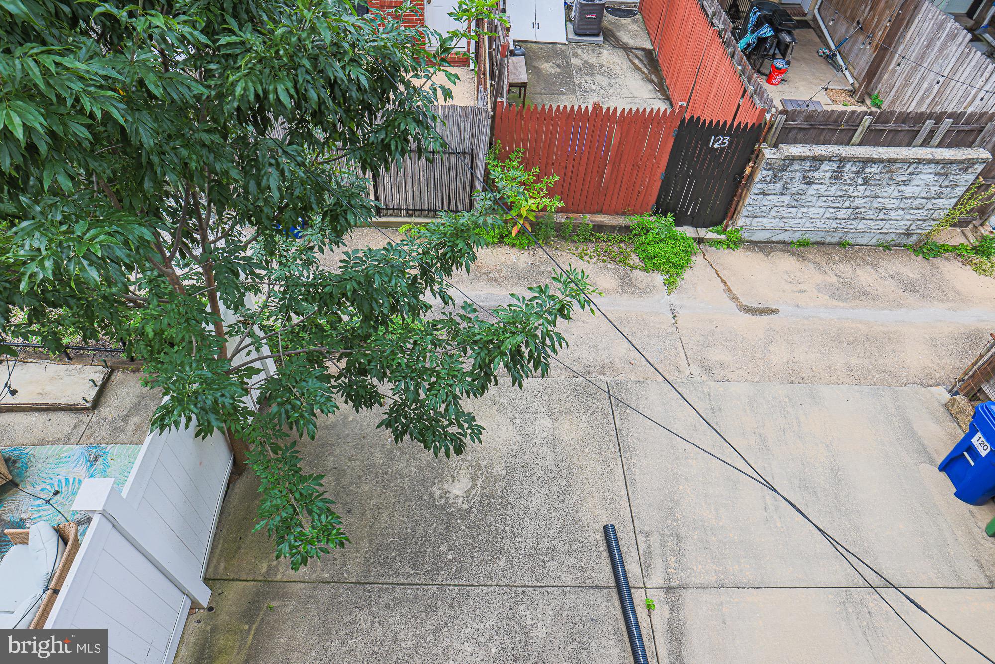 122 South Potomac Street Baltimore, MD 21224 - Photo 18 of 31 a backyard of a house with lots of green space