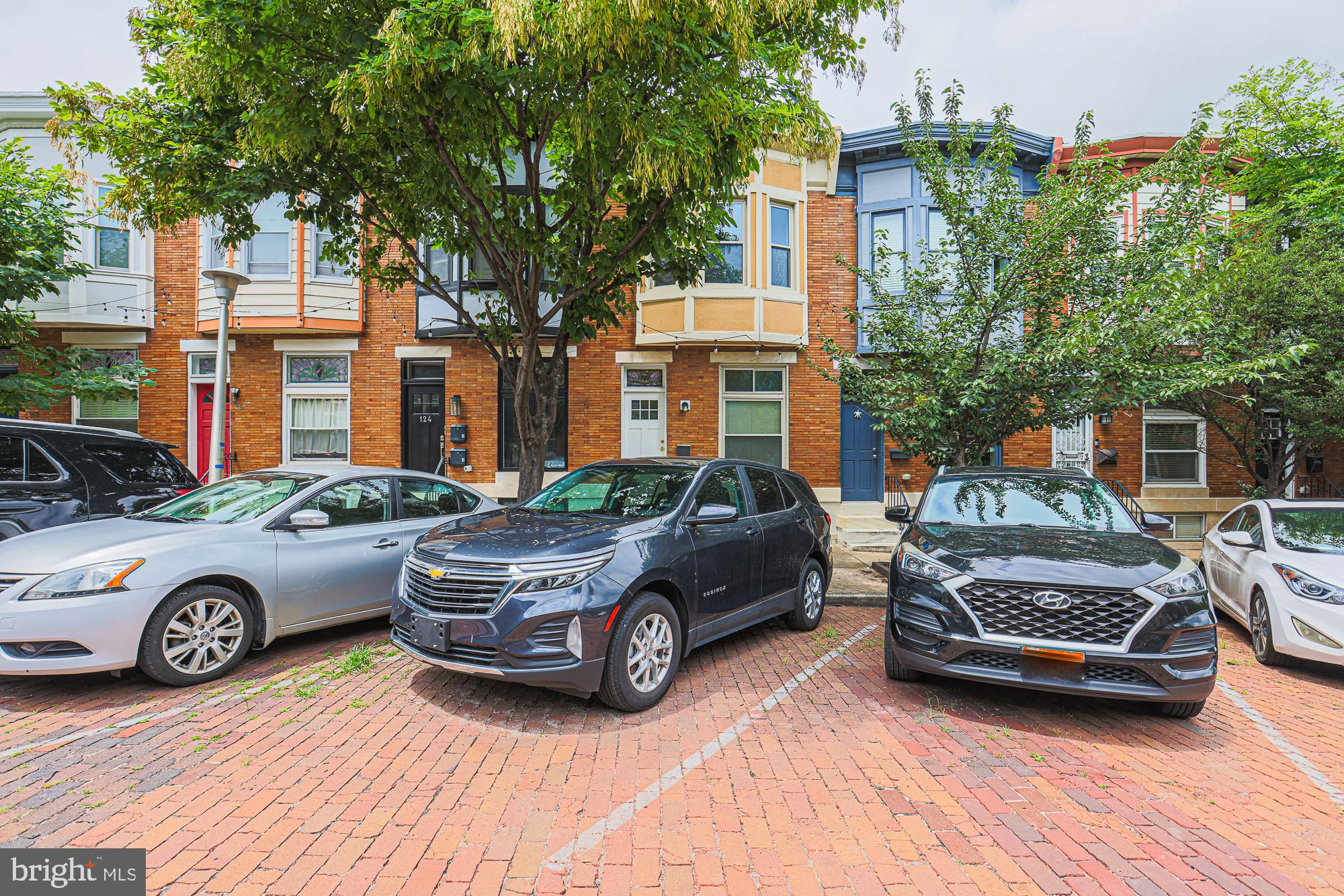 122 South Potomac Street Baltimore, MD 21224 - Photo 4 of 31 a car parked in front of a house