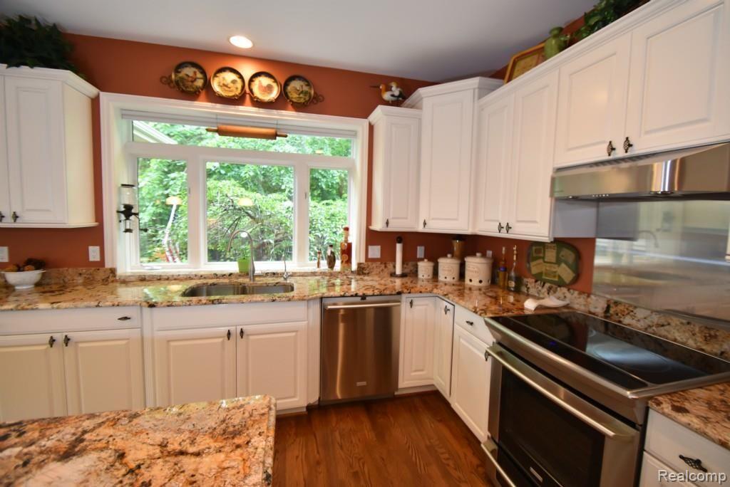 1132 Blue Ridge Drive Clarkston, MI 48348 - Photo 26 of 61 Brookhaven Solid Wood Cabinetry