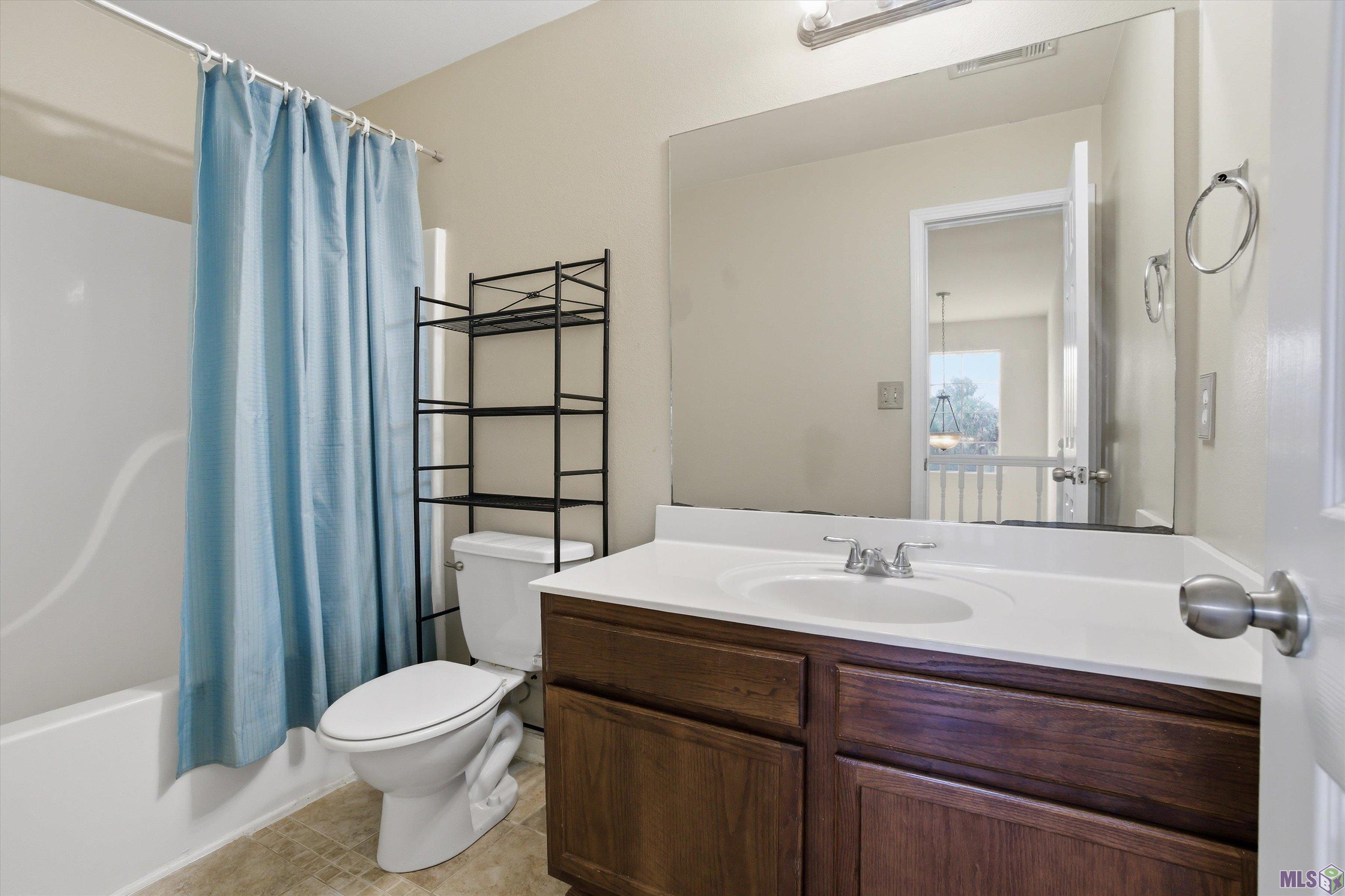 14222 Cedar Pointe Avenue Baton Rouge, LA 70809 - Photo 21 of 29 Upstairs Hall Bath