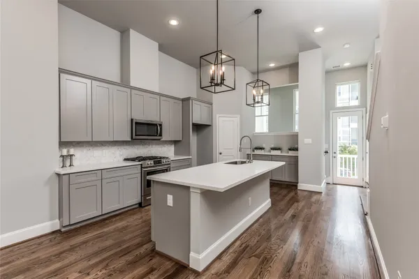 $3,250 | 605 West 24th Street, Houston, TX 77008