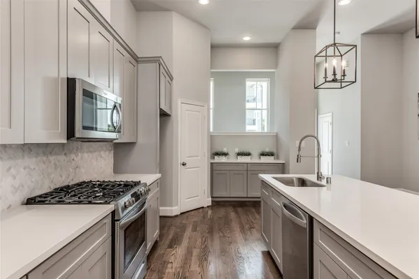 $3,250 | 605 West 24th Street, Houston, TX 77008