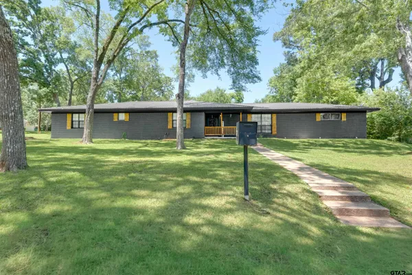 $340,000 | 207 Lakeshore Drive, Palestine, TX 75801
