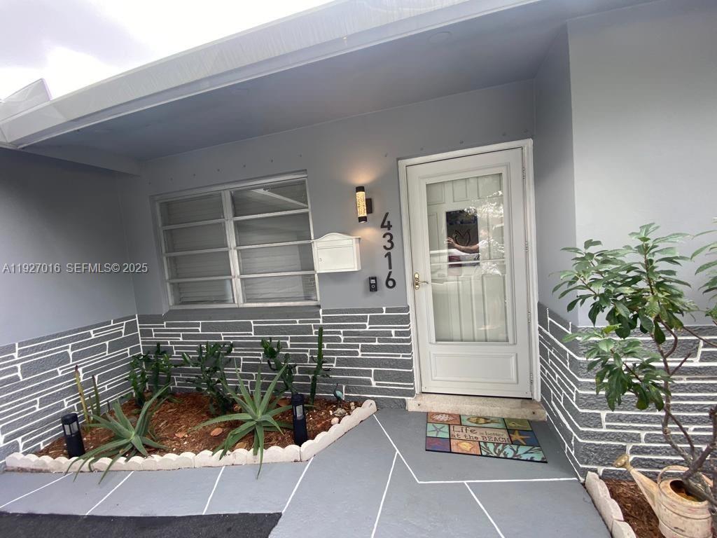 4316 Jackson Street Hollywood, FL 33021 - Photo 2 of 31