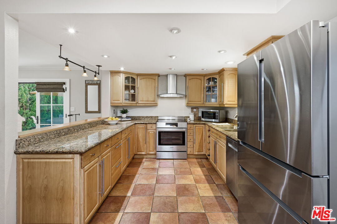 697 Washington Boulevard Marina del Rey, CA 90292 - Photo 9 of 23 a kitchen with stainless steel appliances granite countertop a stove a sink dishwasher a refrigerator and a oven