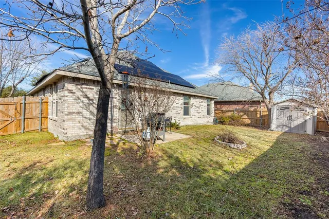 a view of yard with tree