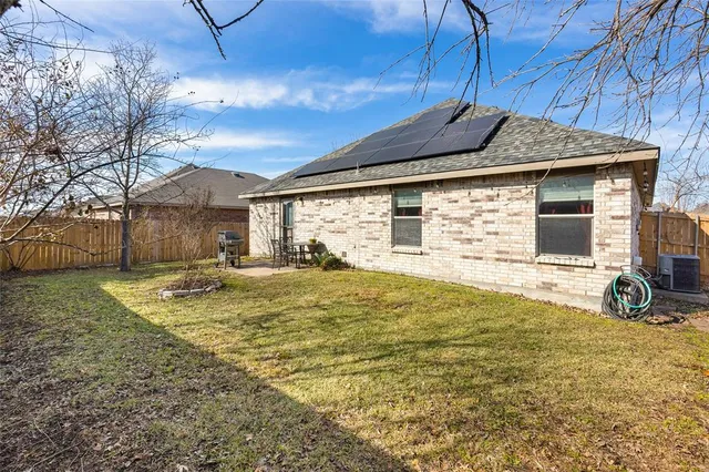 a view of a house with yard and roof