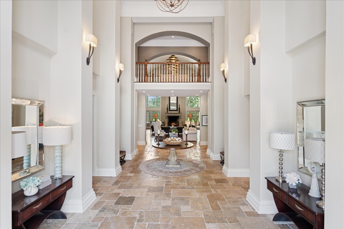 24 Bridlewood Road Northbrook, IL 60062 - Photo 3 of 56 a view of a hallway with living room and furniture