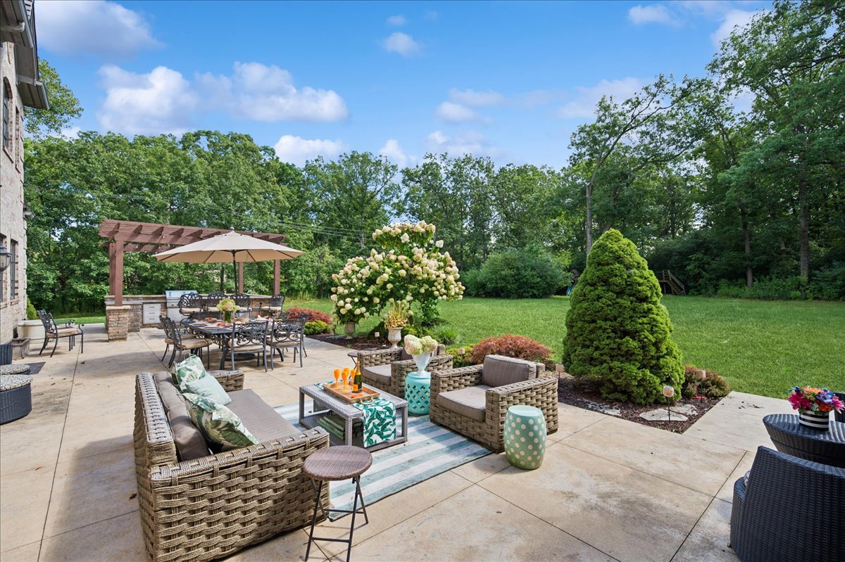 24 Bridlewood Road Northbrook, IL 60062 - Photo 46 of 56 a view of a tables and chairs in the patio
