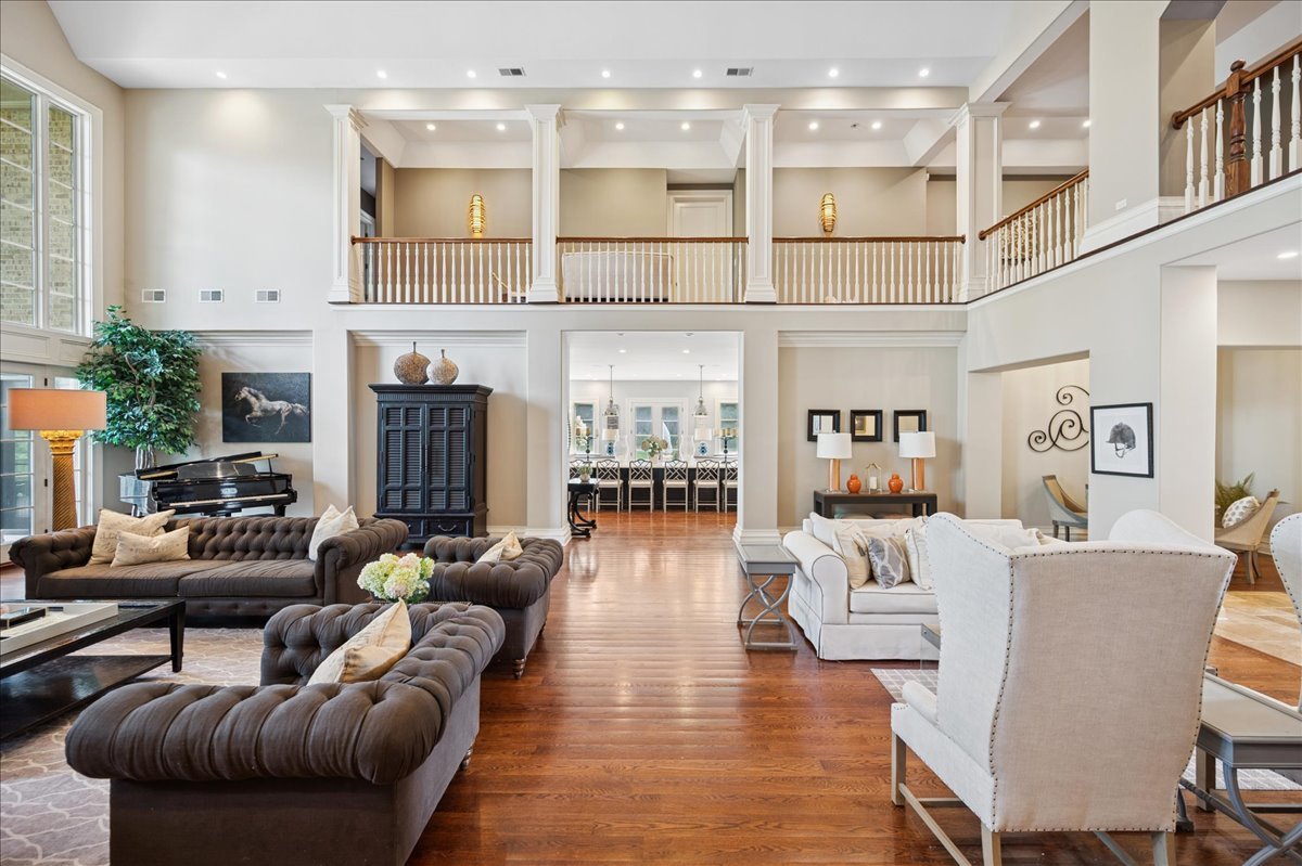 24 Bridlewood Road Northbrook, IL 60062 - Photo 6 of 56 a living room with furniture and a kitchen view