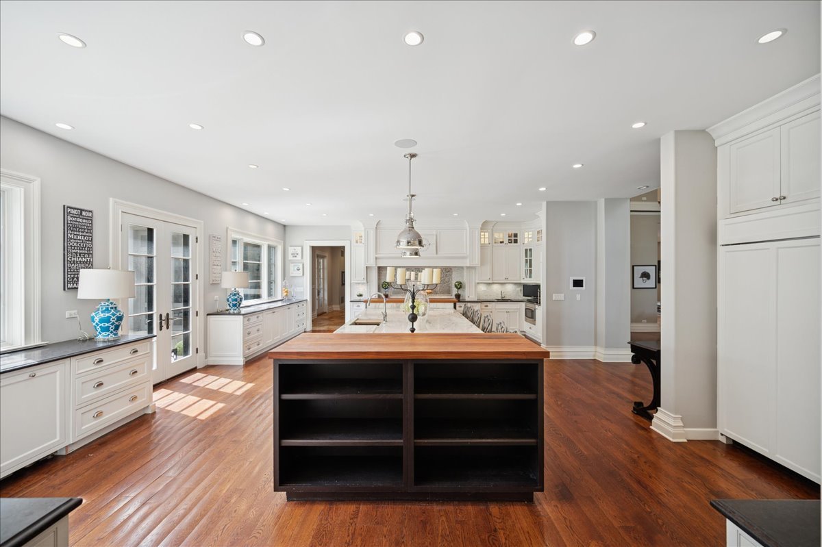 24 Bridlewood Road Northbrook, IL 60062 - Photo 10 of 56 a room with a bed and a view of kitchen